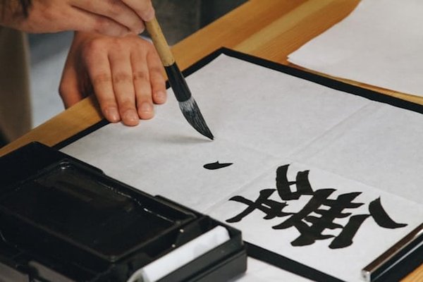 Comment identifier les locations offrant des expériences immersives dans l'art de la calligraphie asiatique ?